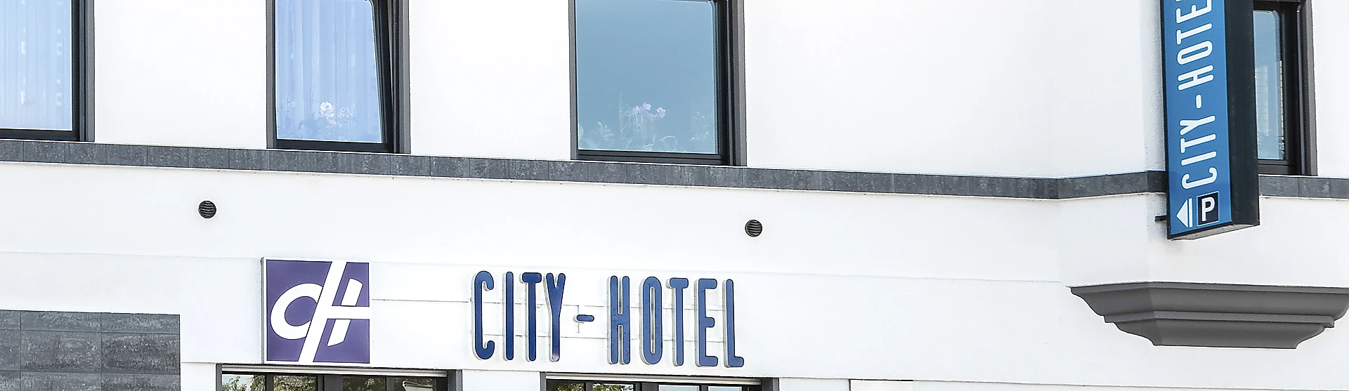 000--hotel_front.jpg